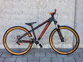 Pump Track Fahrrad Canyon gebraucht neu aufgebaut