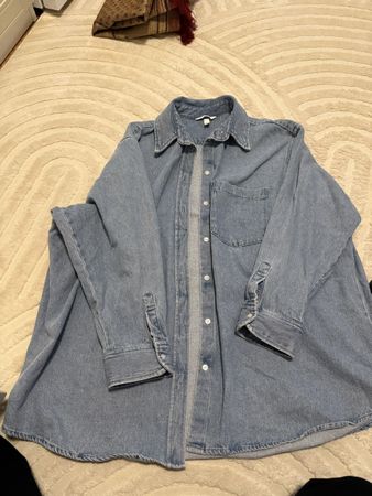Gut erhaltene Jeanshemd Gr. M von H&M, für Frühling/Herbst.