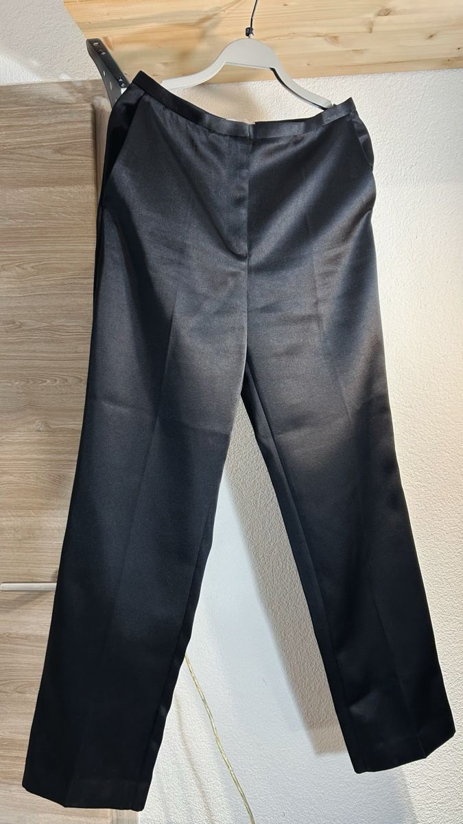 Pantaloni: PANTALON SATINÉE NOIR – Usato da Pont (Veveyse) venduto da pil_k9jp 5