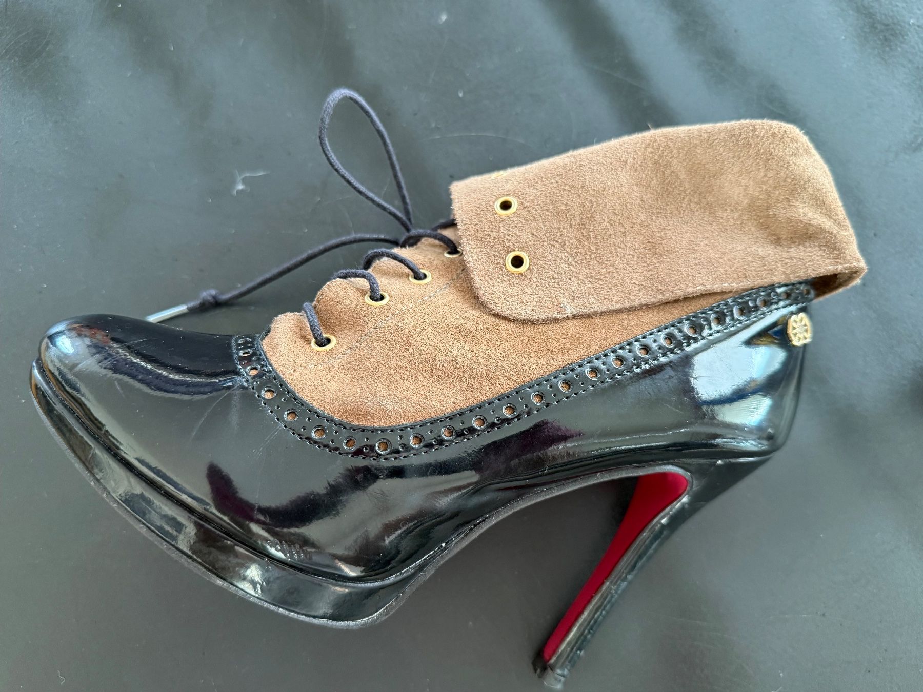 Scarpe da donna: Paire de Bottines vernis et daim – Usato da Vernier venduto da ley_yqh9 1