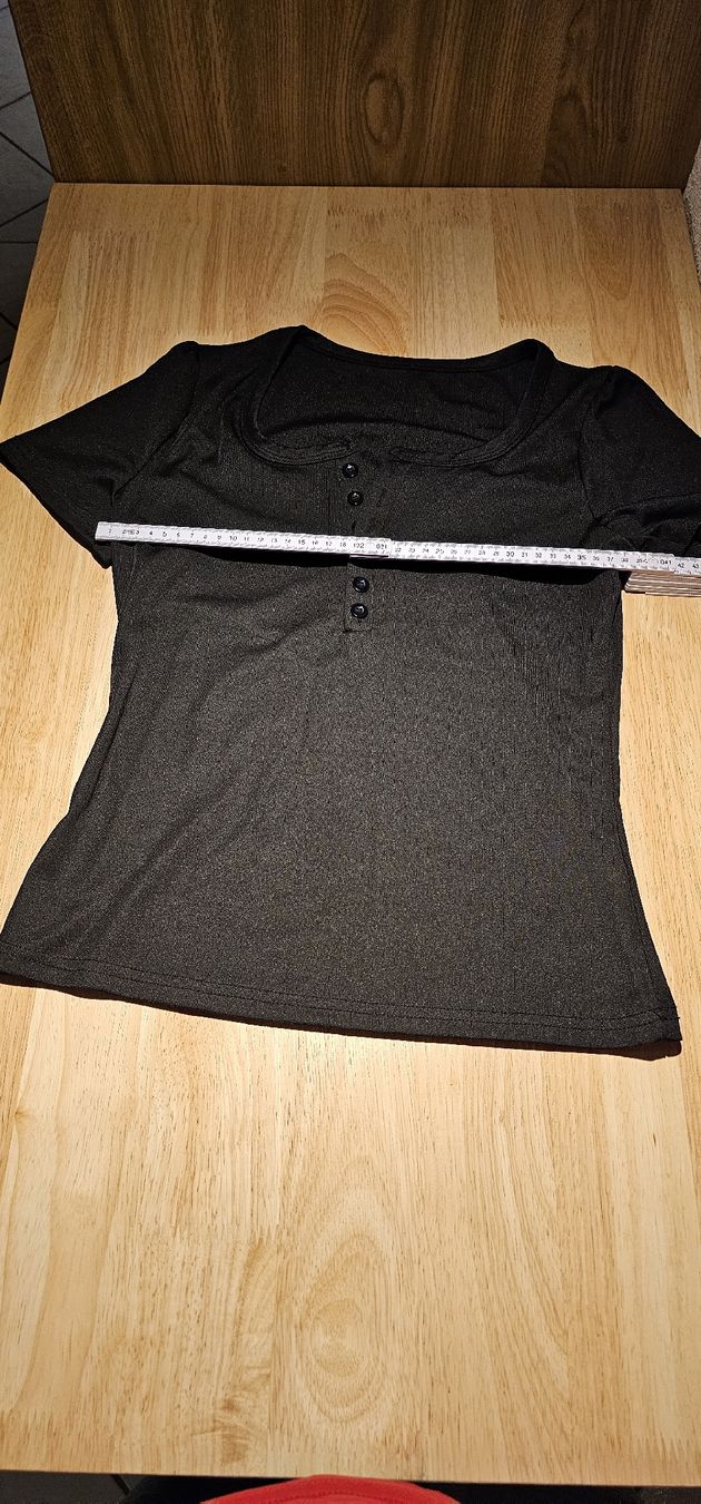 T-Shirts: Schwarzes Shirt Gr. L - Elegant und Modisch! – Gebraucht aus Azmoos von Jadejo