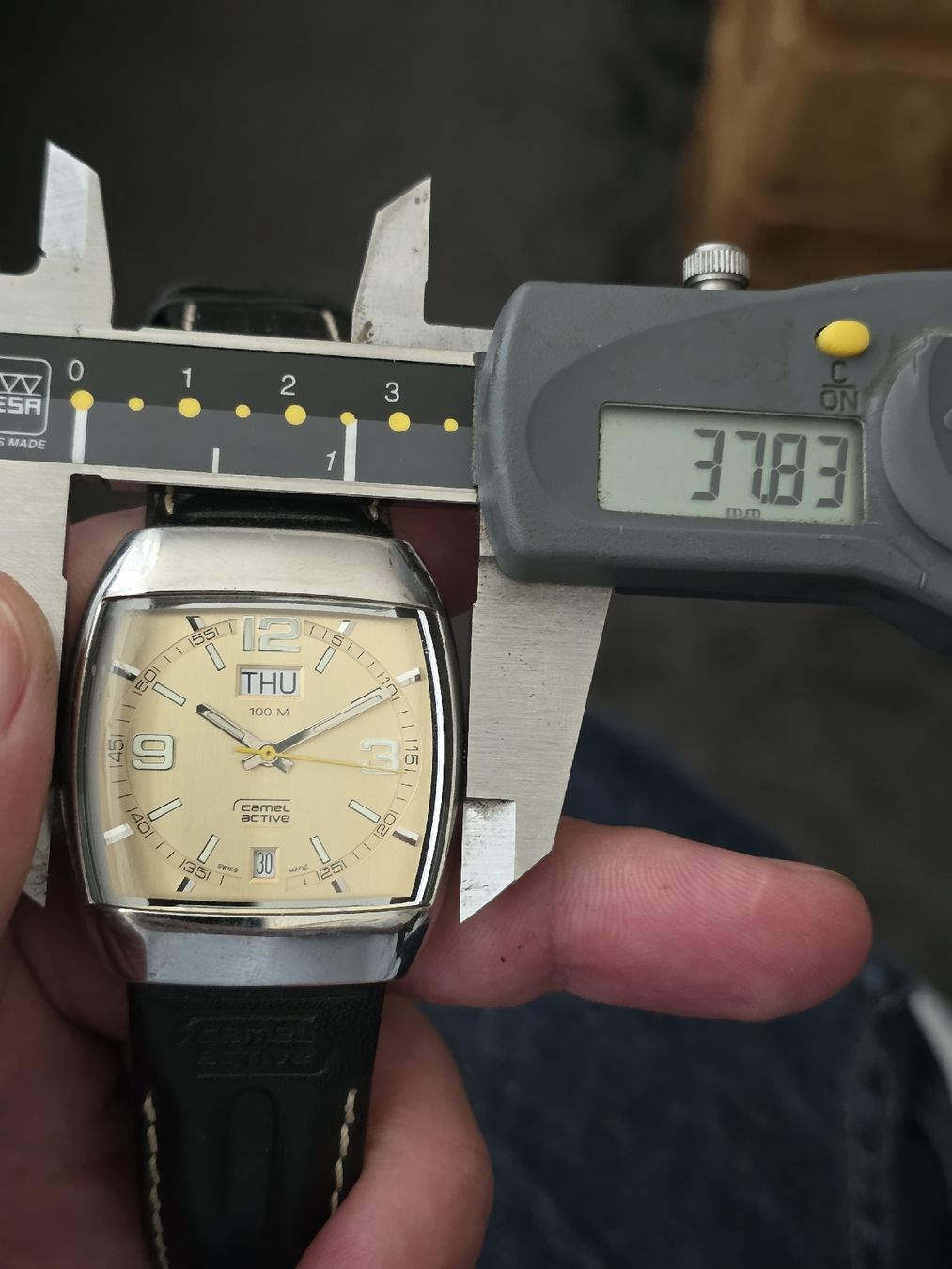 Camel Uhren: Montre Camel Day Date à pile  – Gebraucht aus Grand-Lancy von Precision-GE 5