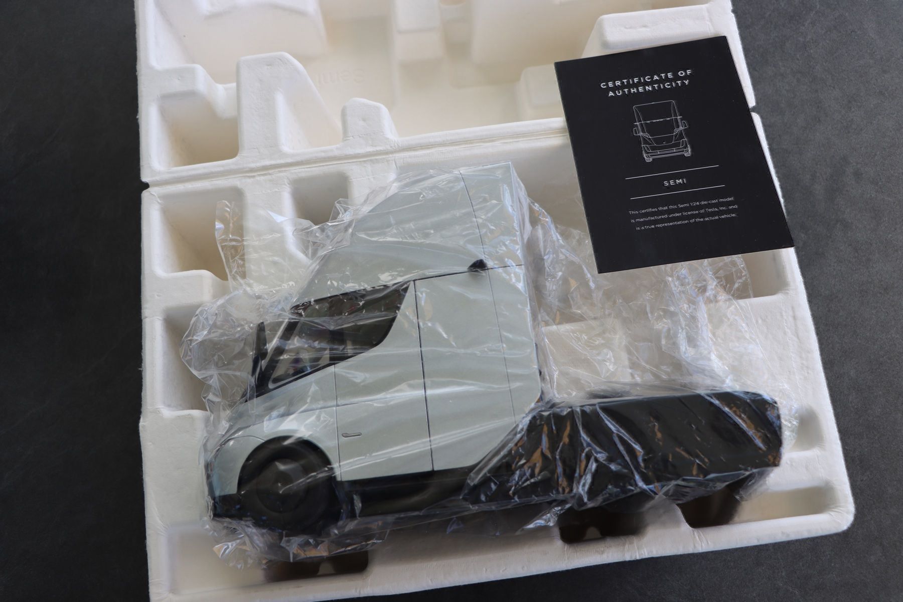 Tesla Modellini d'auto: Tesla Semi Truck Concept 1:24 – Nuovo e nell'imballaggio originale da Bühl b.Aarberg venduto da modelldiecast 2