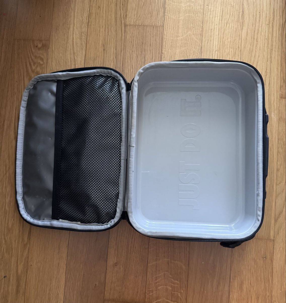 Nike Taschen: Sac repas Nike logo coloré bon état – Gebraucht aus Meyrin von cak_5np9 1