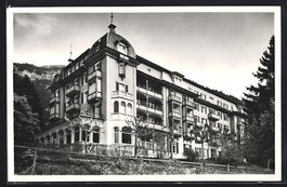AK Lungern, vor dem Haus St. Josef