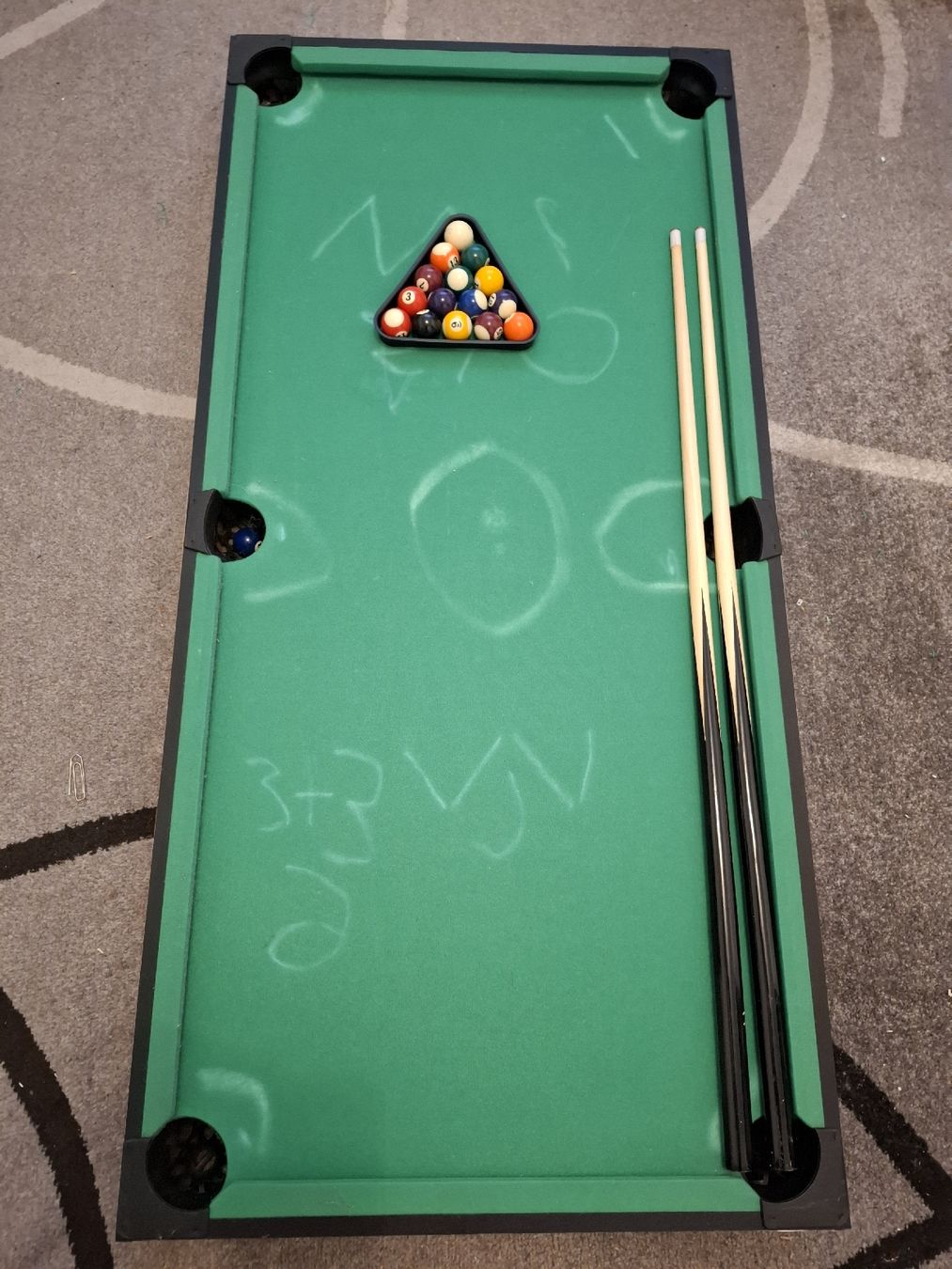Tables de billard: Mini Billardtisch mit Zubehör und Bällen – D'occasion à Luzern par wvg_lt6m