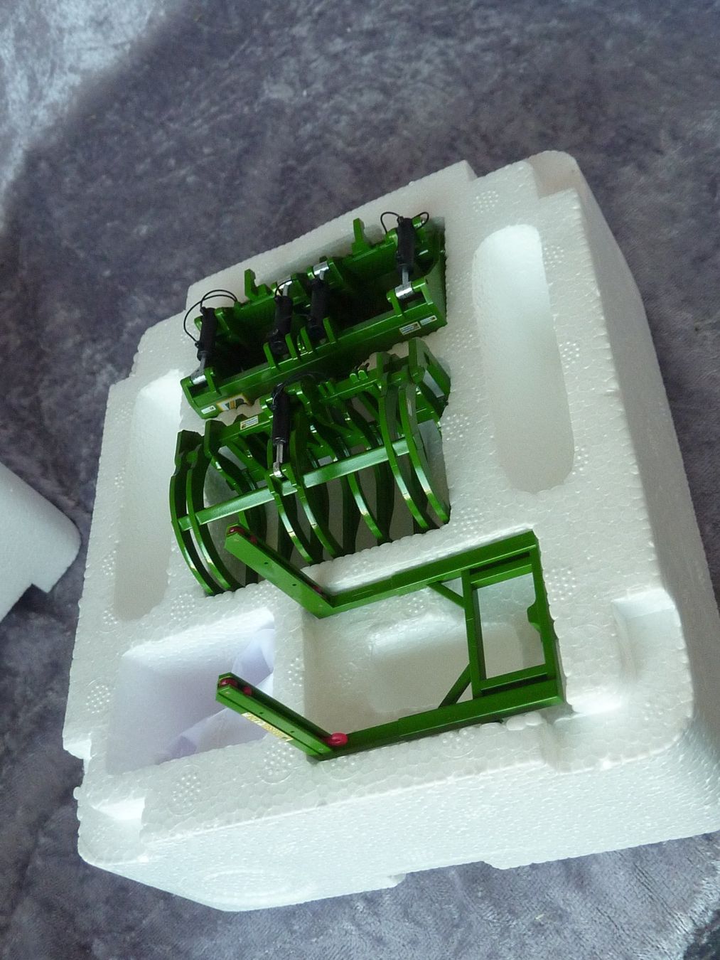 Wiking Kit di modellismo & Modellini statici: Frontlader Werkzeugset B John Deere grün 1:32 – Nuovo (secondo la descrizione) da Dürrenäsch venduto da modellautos4you 1