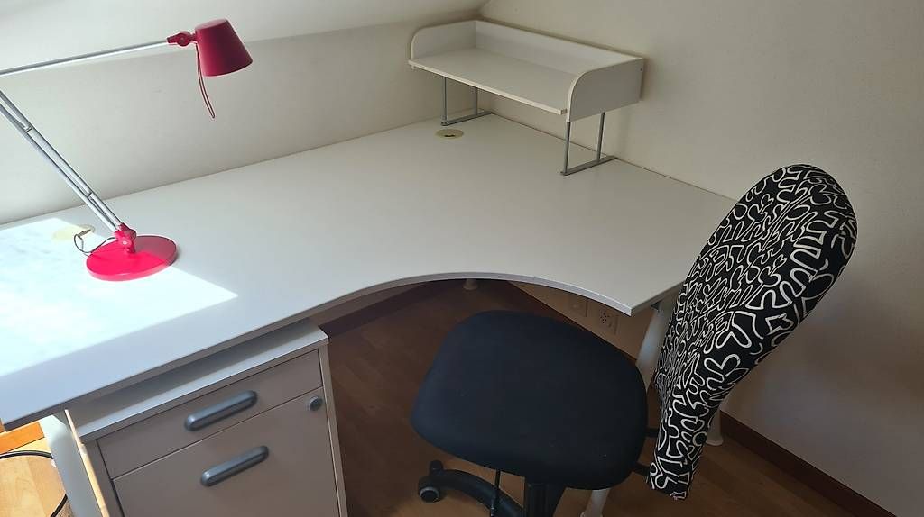 Ikea Scrivanie: Bureau IKEA blanc complet, corps, chaise, lampe – Usato da Cudrefin venduto da momopi 1
