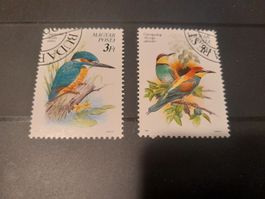Lot de 2 timbres de Hongrie avec oiseaux colorés - Rare!
