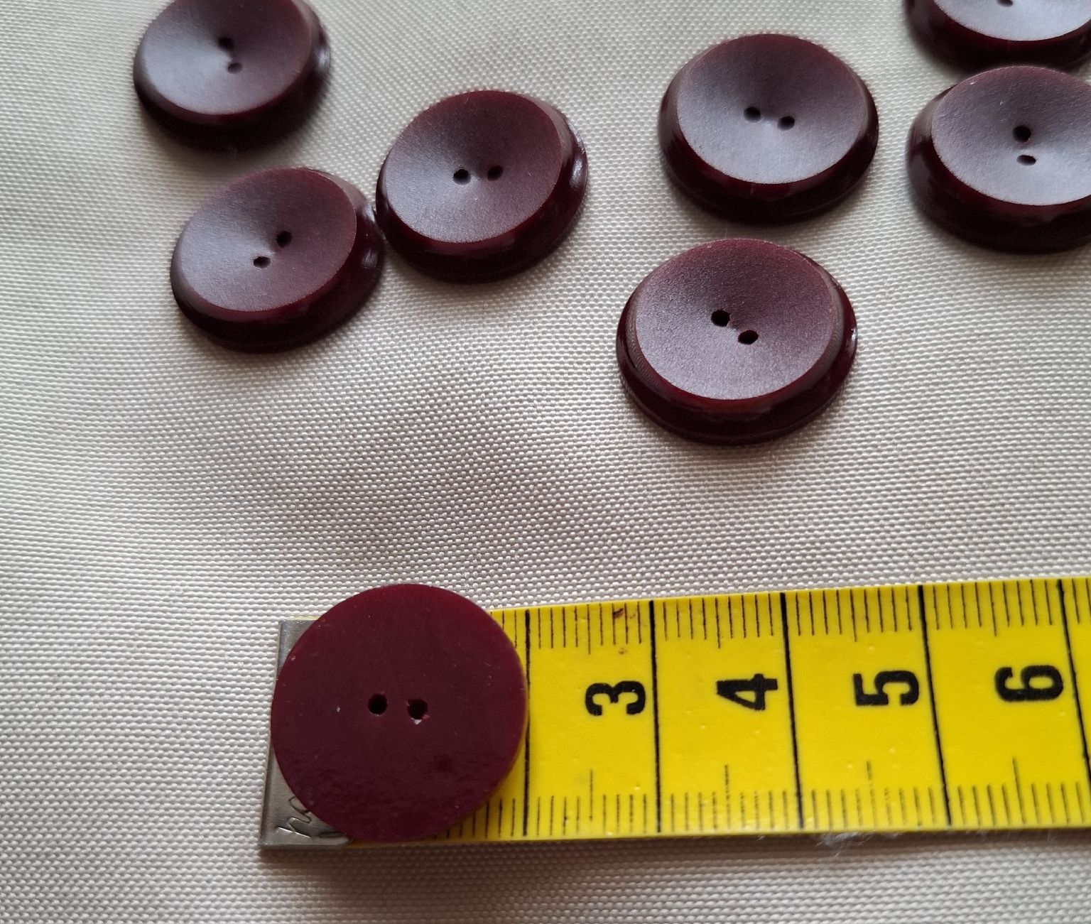 Knöpfe: 8 Stück Knöpfe, Weinrot, 20 mm. – Gebraucht aus Dietikon von Hirschkopf 3