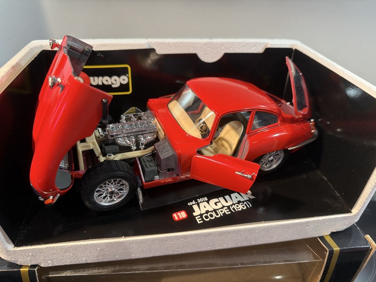 Bburago Modellini d'auto: Jaguar E Coupe rot - 1/18 - Bburago – Usato da Wolfwil venduto da Rolex1 1