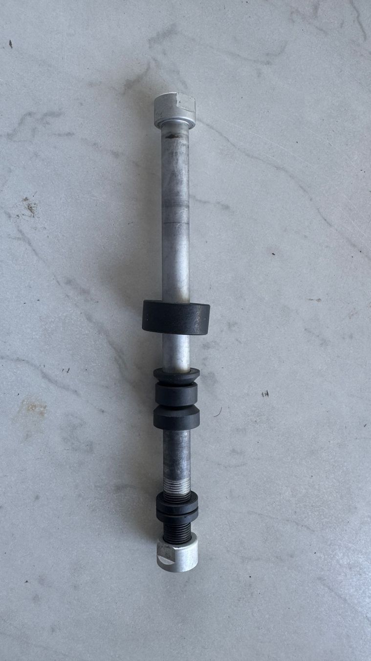 Ersatzteile: Steckachse 195x12 mm – Gebraucht aus Thayngen von JoshiB.