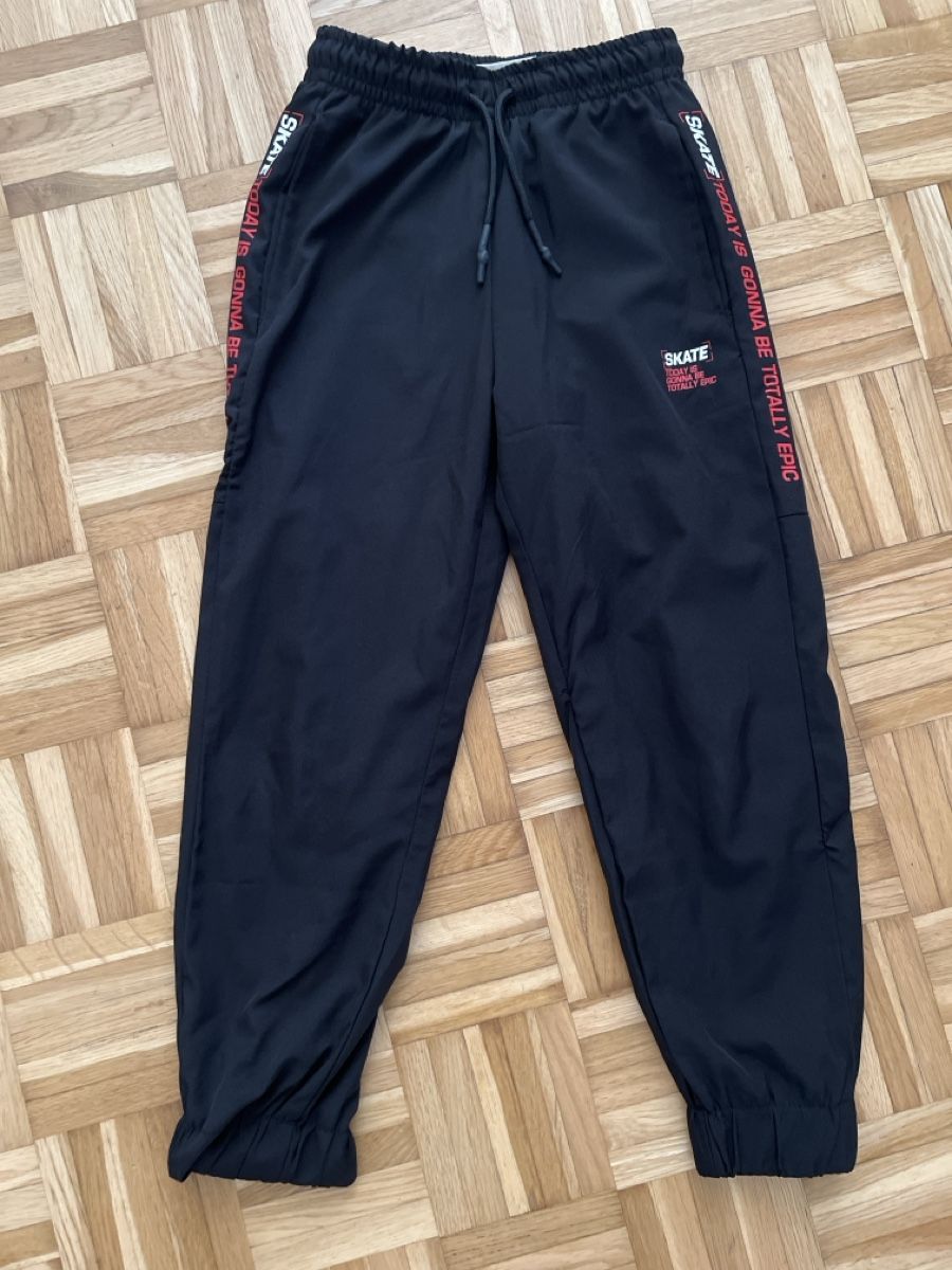 Pantaloni: leichte dünne Trainerhose schwarz, Gr. 122/128  – Usato da Zuchwil venduto da Commander0
