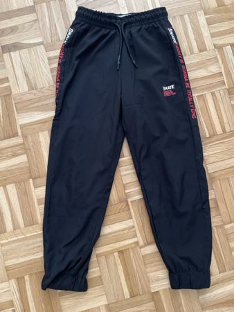 leichte dünne Trainerhose schwarz, Gr. 122/128 