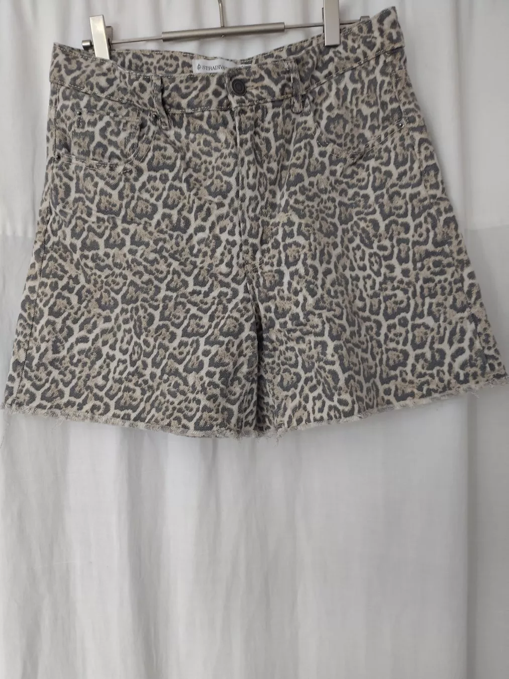 Stradivarius Pantaloni: Short Léopard Stradivarius – Usato da Biel/Bienne venduto da Creager