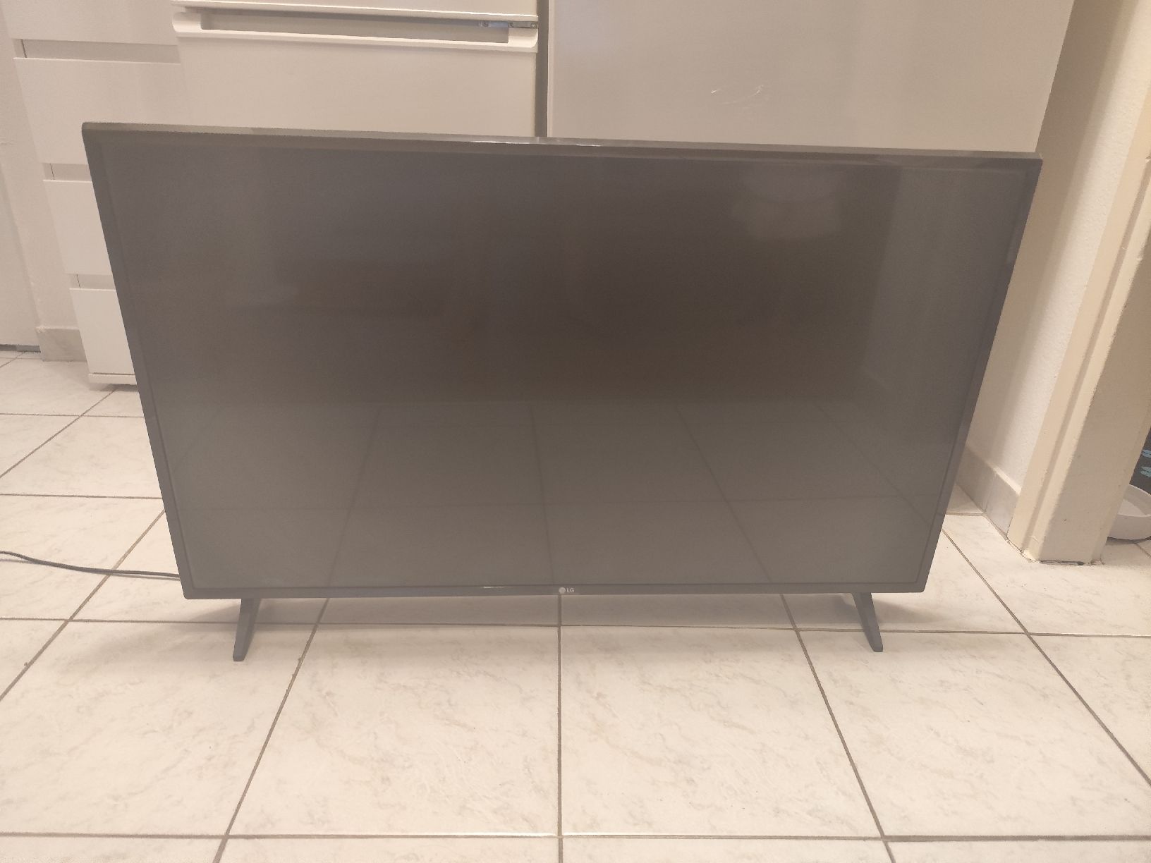 LG Fernseher: Televisore Smart LG 43" difetto schermo blu – Defekt aus S. Vittore von GamesAndCards95