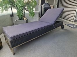 2 Terrassen- oder Gartenliegen Chromstahl/Rattan mit Rollen