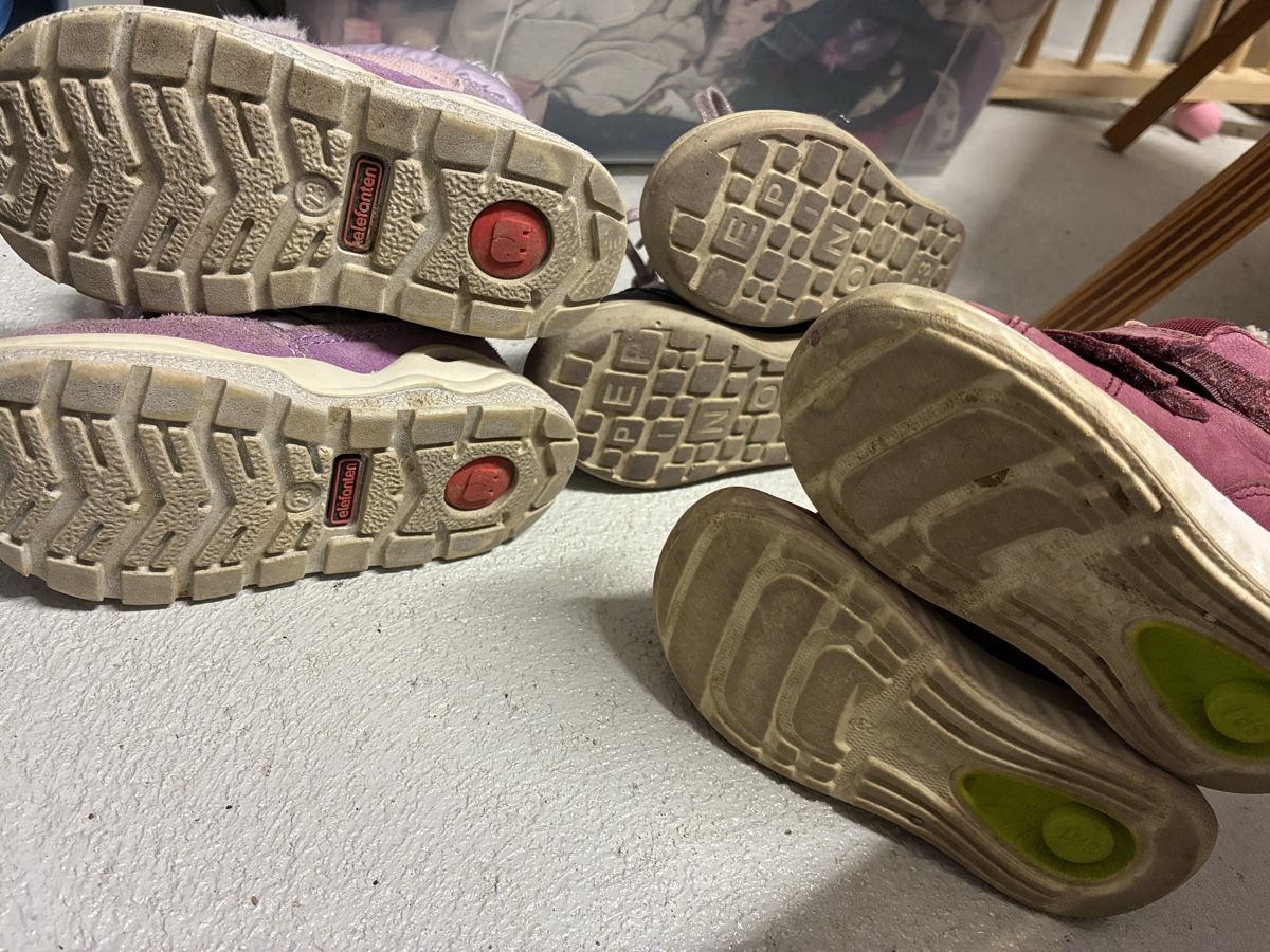 Scarpe per ragazze: Set mit 3 Kinderschuhen Grösse 23 – Usato da Muhen venduto da Sally203 2