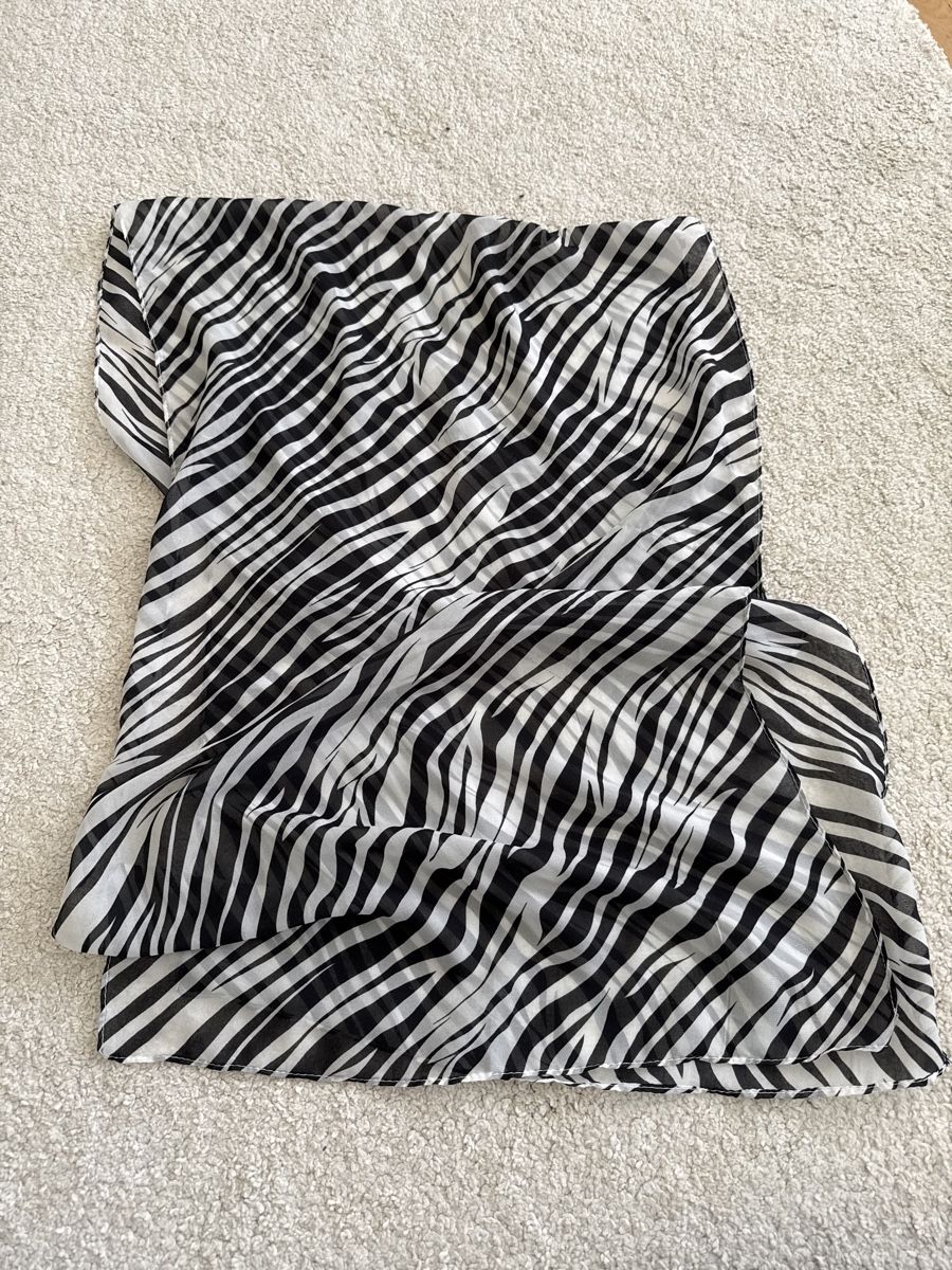 Foulard & Sciarpe: Schal mit Zebra-Muster,neuwertig – Usato da St. Niklausen LU venduto da car_2562
