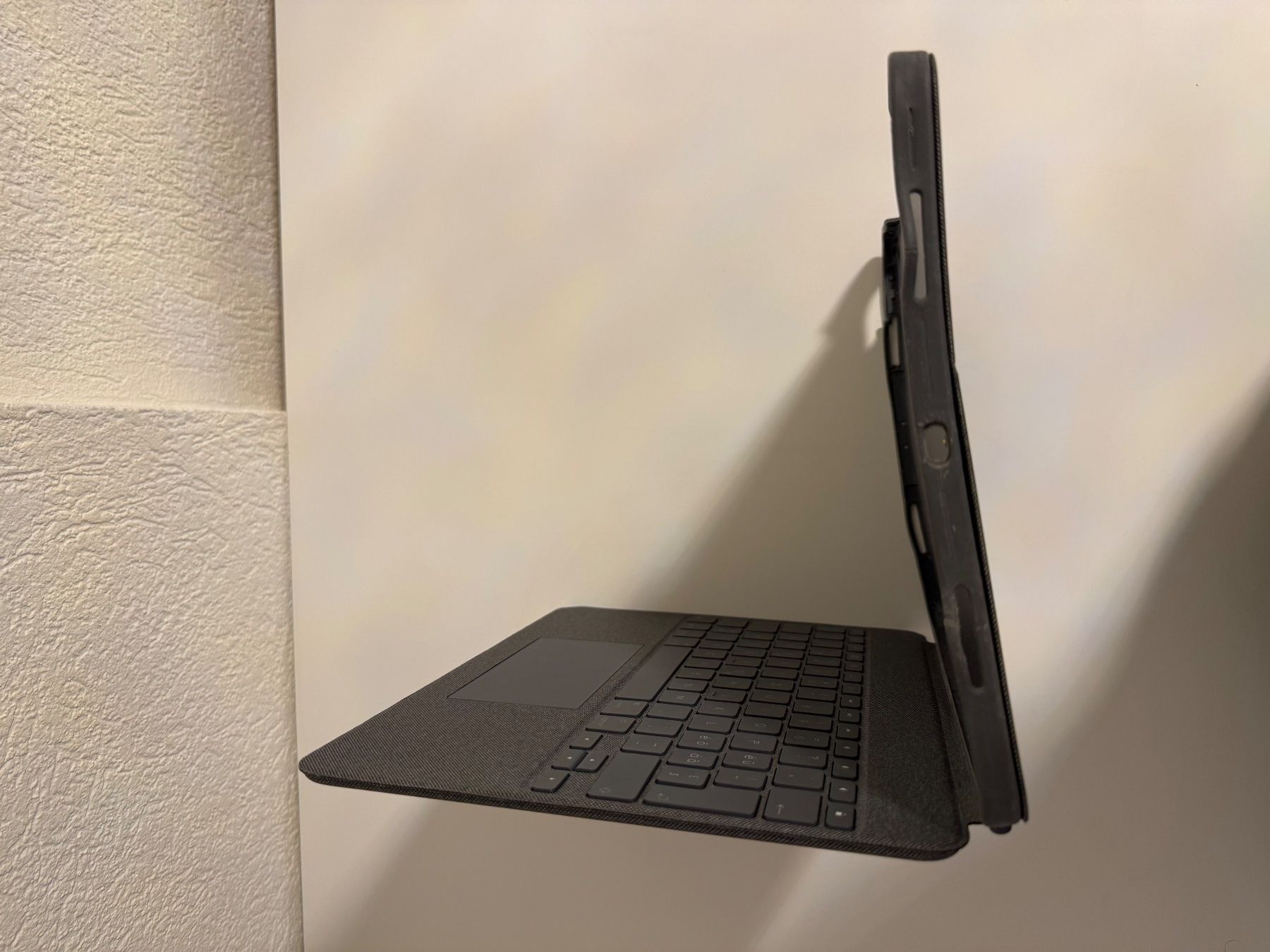 Apple Coques & Sacs: Logitech Combo Touch Keyboard Case for iPad Pro – D'occasion à Genève par ali_5msd 7