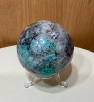 Wunderschöne Kugel Chrysokolla Quarz mit Ständer aus Peru