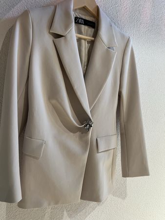 Blazer Zara beige Grösse S mit Brosche 