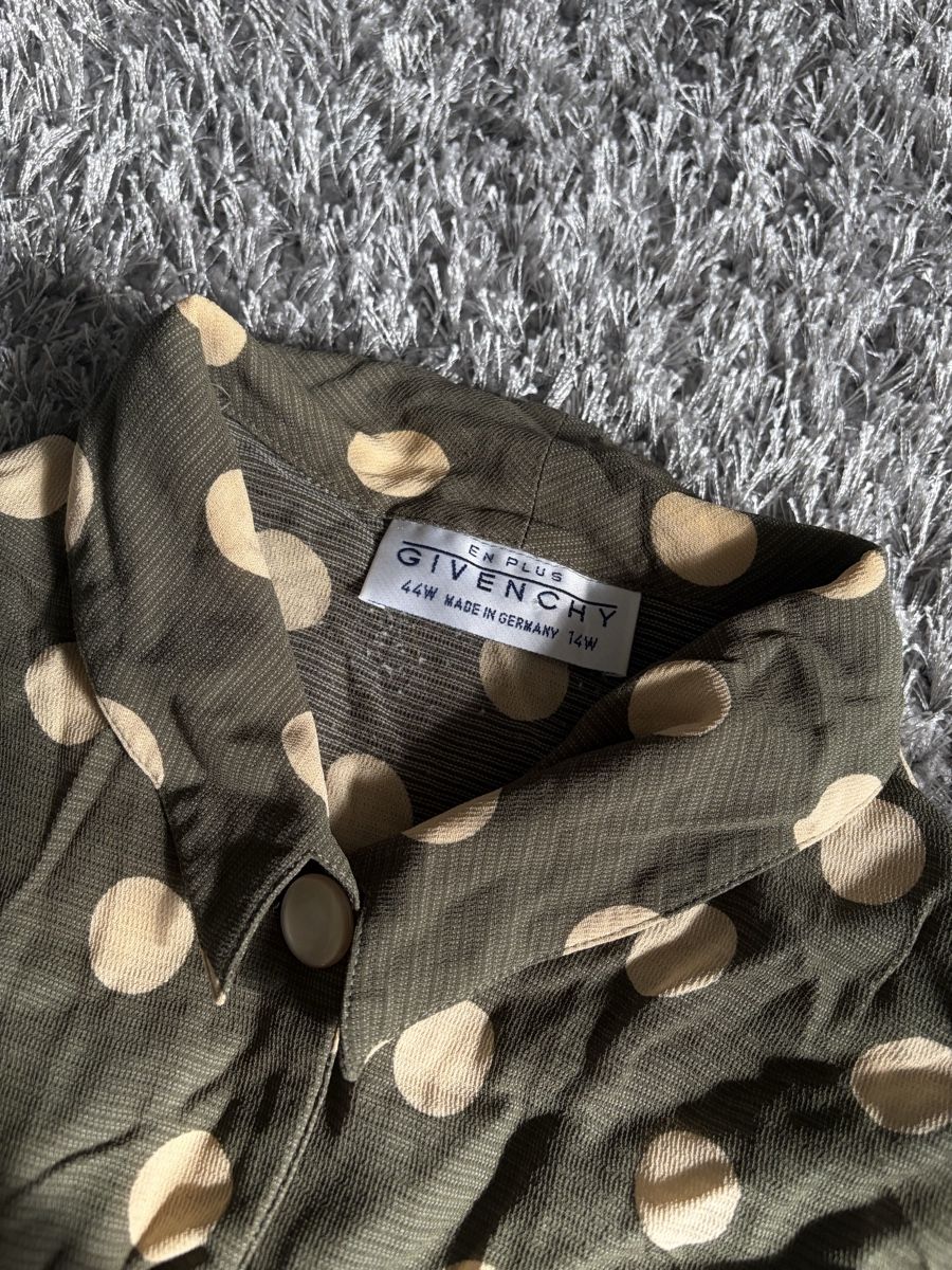 Givenchy Camicette: Vintage Givenchy En Plus Polka Dot Shirt  – Usato da Brislach venduto da edu_t6pq 1