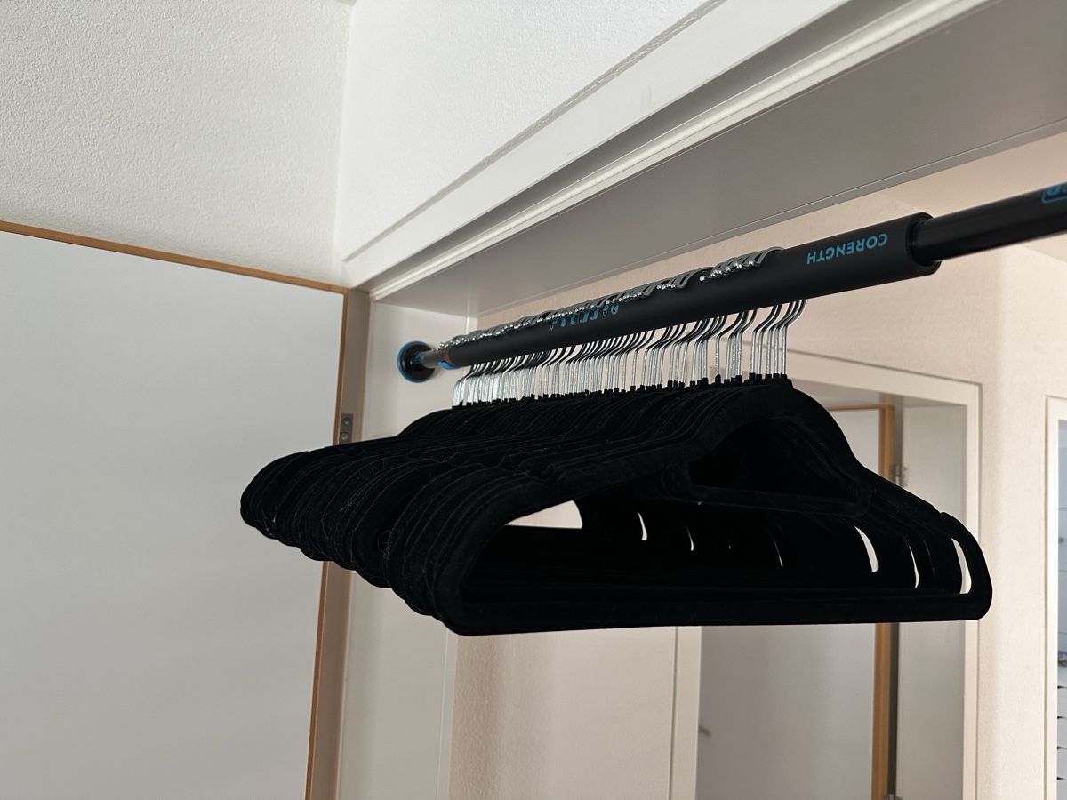 Kleiderbügel: 68x Songmics Kleiderbügel Samt – Gebraucht aus Unterseen von domhad 1
