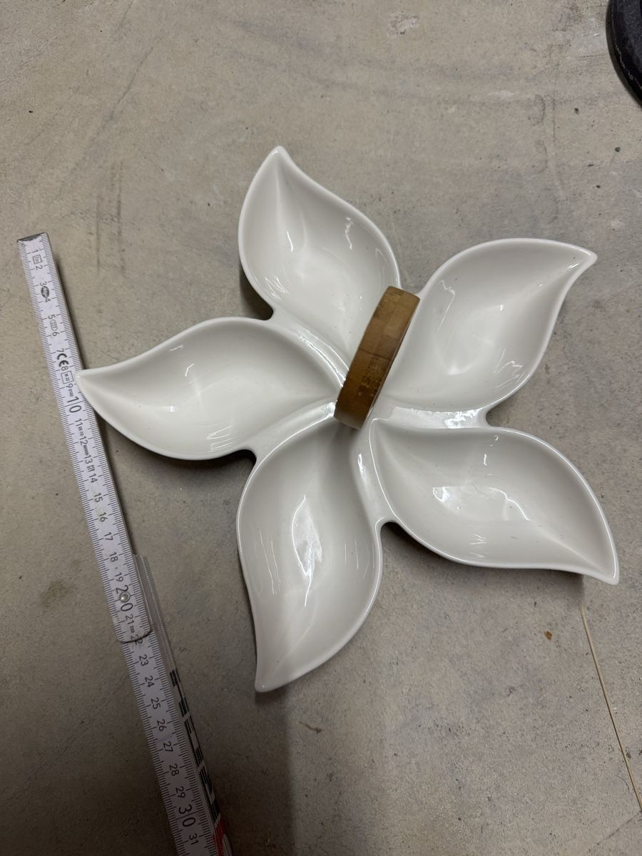 Schalen: Weisses Keramik Snackschälchen in Blumenform, Vintage – Neu (gemäss Beschreibung) aus Oberkulm von tes_799n 1