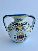 Vase en faïence de Rouen, décor armoiries, signer.
