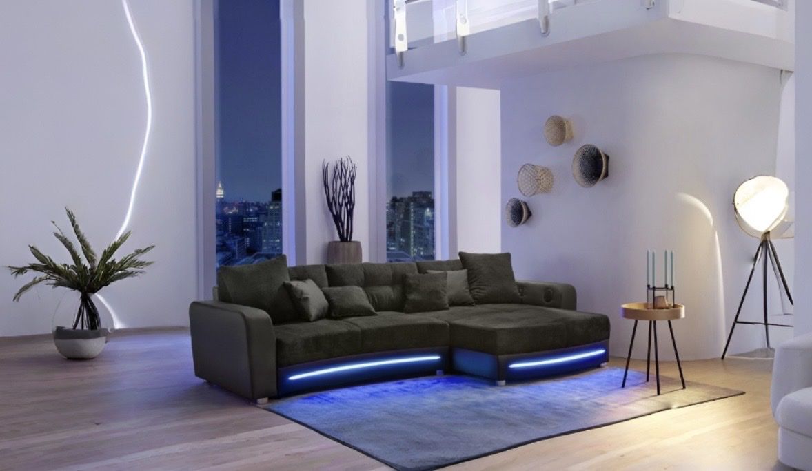 Divani: Ecksofa mit LED und Bettfunktion + Bettkasten+Hocker – Nuovo e nell'imballaggio originale da Sevelen venduto da Stopglobal.