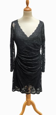 Spitzen-Abendkleid Schwarz von OLVI'S, Grösse 7 (38)