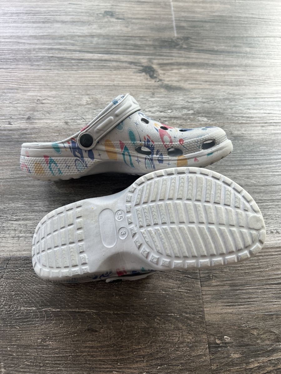 Crocs Scarpe per ragazzi: Hausschuhe Finken Clogs Gr35 – Usato da Langnau am Albis venduto da dodi83 1
