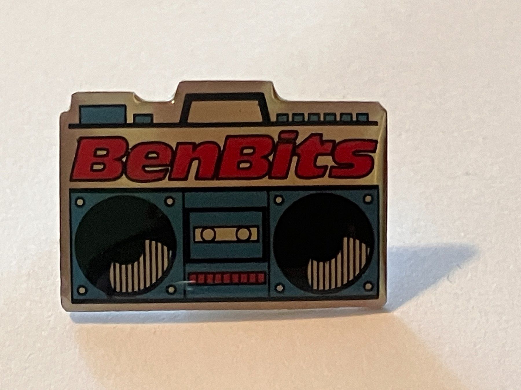 Placchette & Badge: 1 Pin BenBits Kassettenplayer – Usato da Basel venduto da djwwpp