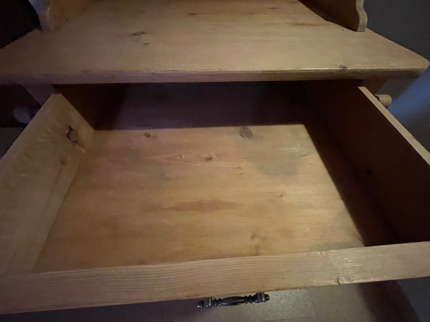 Commodes: Antikes Holzmöbel mit Schublade – D'occasion à Hausen am Albis par Werk3 3