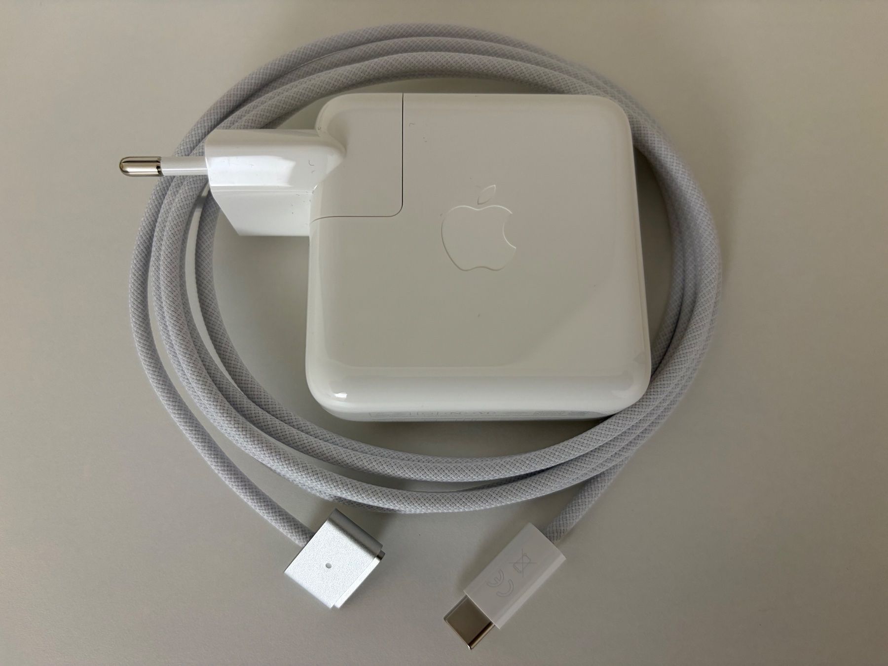 Apple 70 Watt USB-C Power Adapter mit MagSafe 3 Ladekabel (Neu (gemäss ...