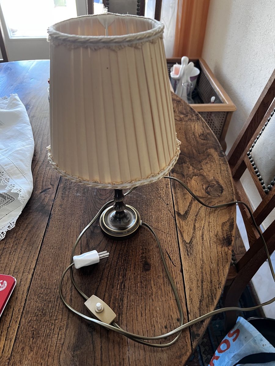 Lampes: Nachttischlampe mit Stoffschirm gebraucht – D'occasion à Neuenegg par Magosaurus 4