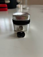 Schwarzer Ring mit Etui, silberfarben, Grösse 54 Top!