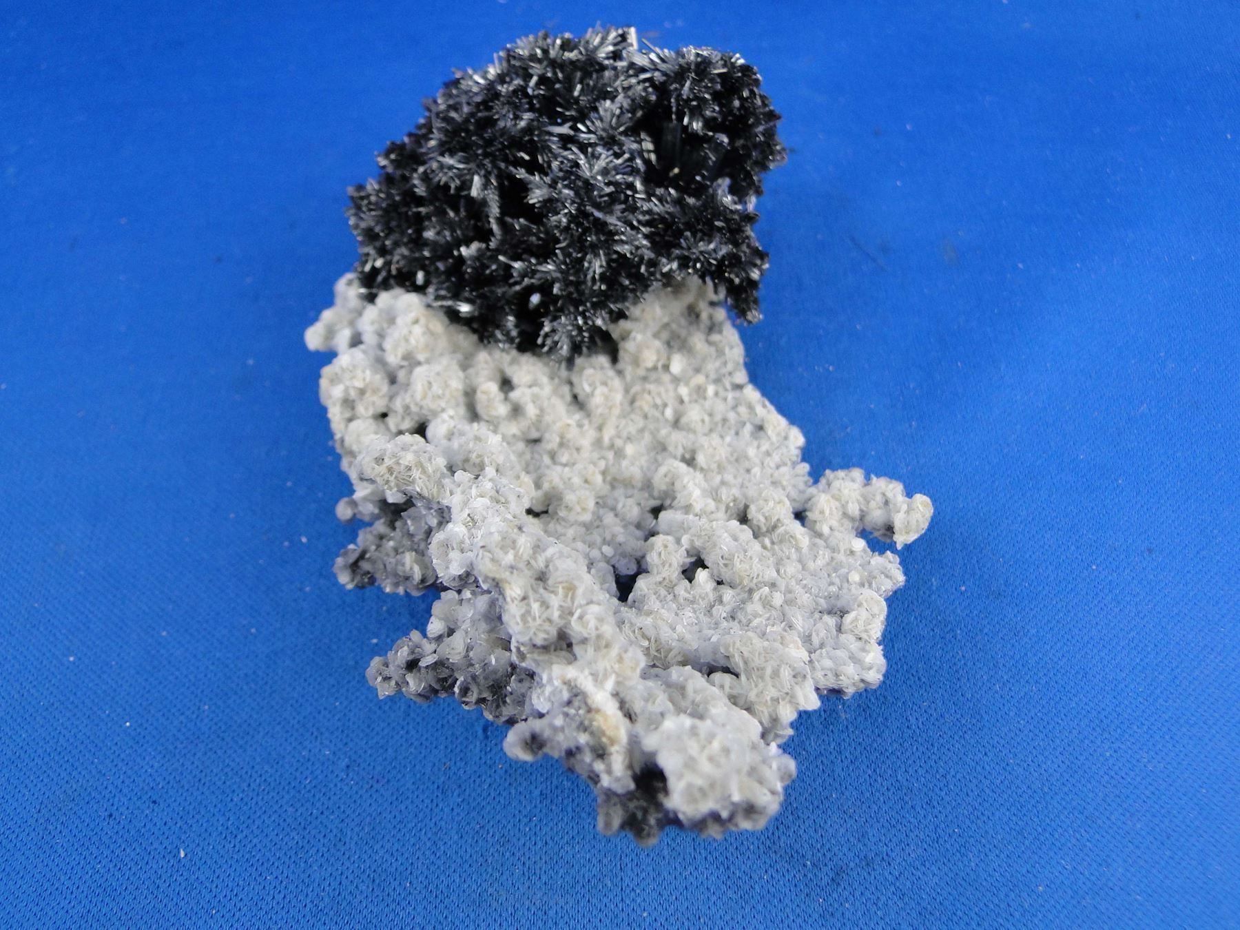 Minerali & Pietre curative: Stibnit auf Calcit – Usato da Schinznach Bad venduto da Demerald 8
