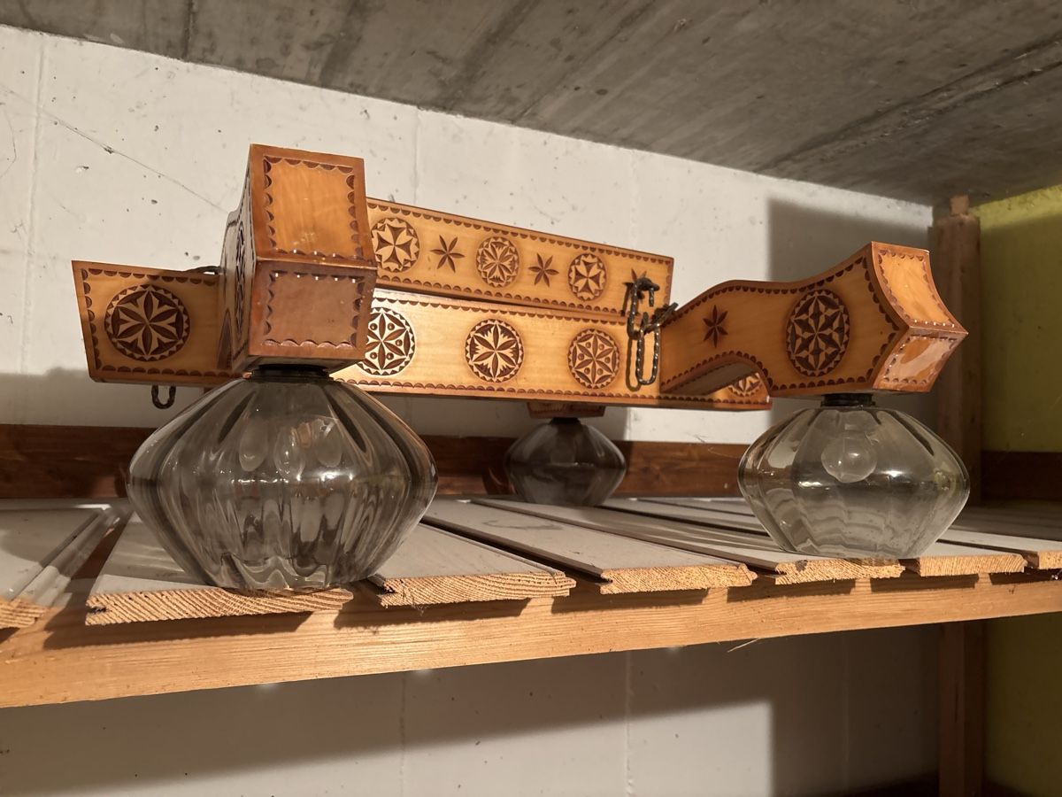 Lustres & lampes de plafonds: Rustikale Deckenlampe Holz mit Schnitzerei – D'occasion à Holziken par US3R