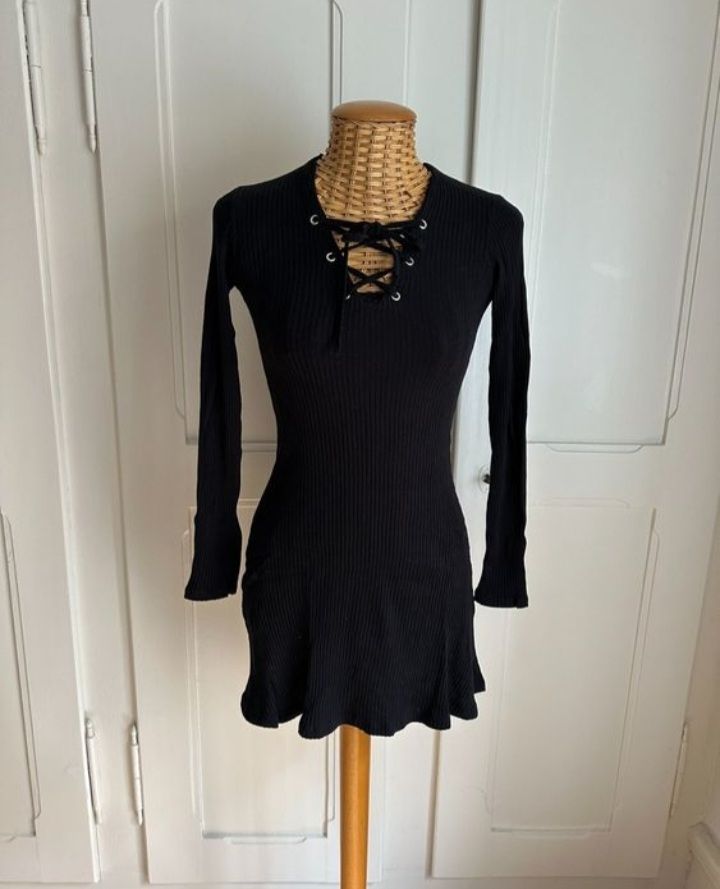 Zara Vestiti: Kleid mit Schnürung – Usato da Innerthal venduto da System_of_a_down