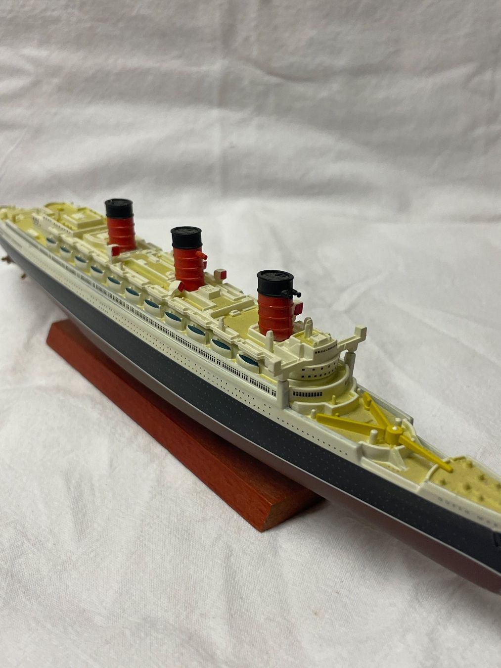 Modellbausätze & Standmodelle: RMS Queen Mary Model Ship – Gebraucht aus Meyrin von sul_v67f 5