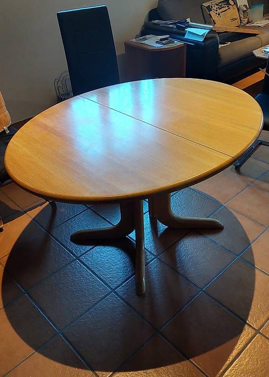Tavoli: Massiver Eichenholz Esstisch Oval ausziehbar – Usato da Utzenstorf venduto da Waldi66