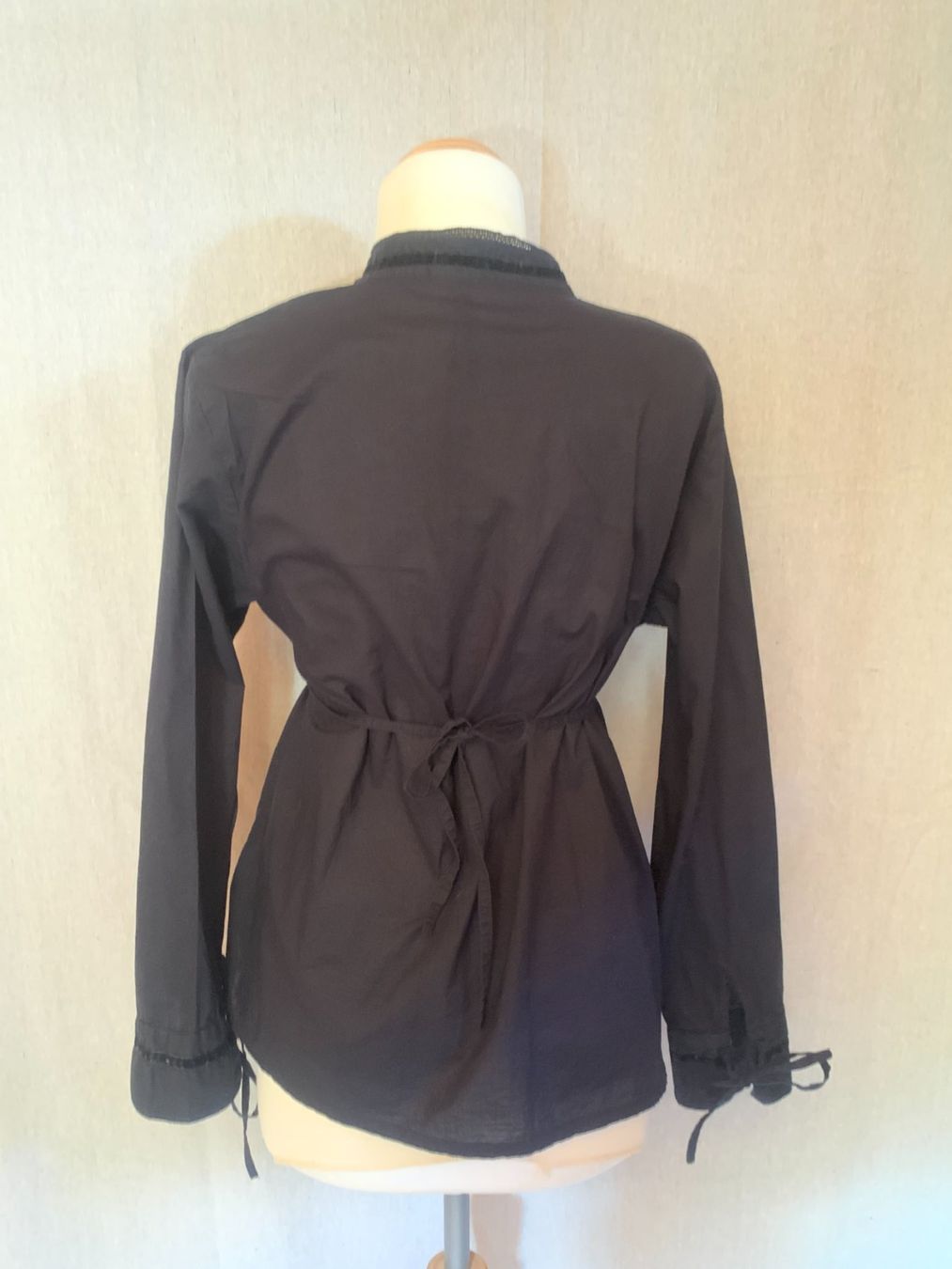 Camicette: Schwarze Bluse mit orientalischen Stickereien – Usato da Chalais venduto da Decoarts.art 2