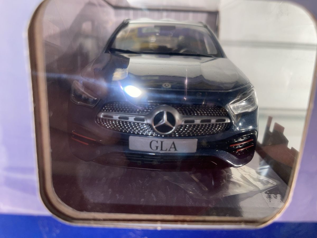 Mercedes-Benz Modellini d'auto: Mercedes-Benz GLA Modellauto Solido 1:18 NEU inkl. OVP – Nuovo e nell'imballaggio originale da Siebnen venduto da speedy63 3