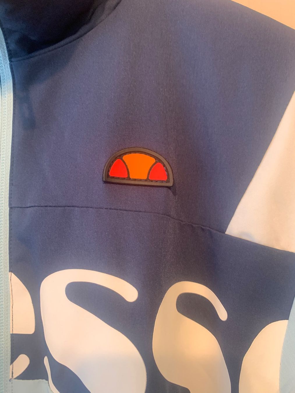 Ellesse Giacche: Ellesse Sport- oder Windjacke, hellblau-marineblau, Gr. S – Usato da Rosshäusern venduto da MiJoDoOl 1