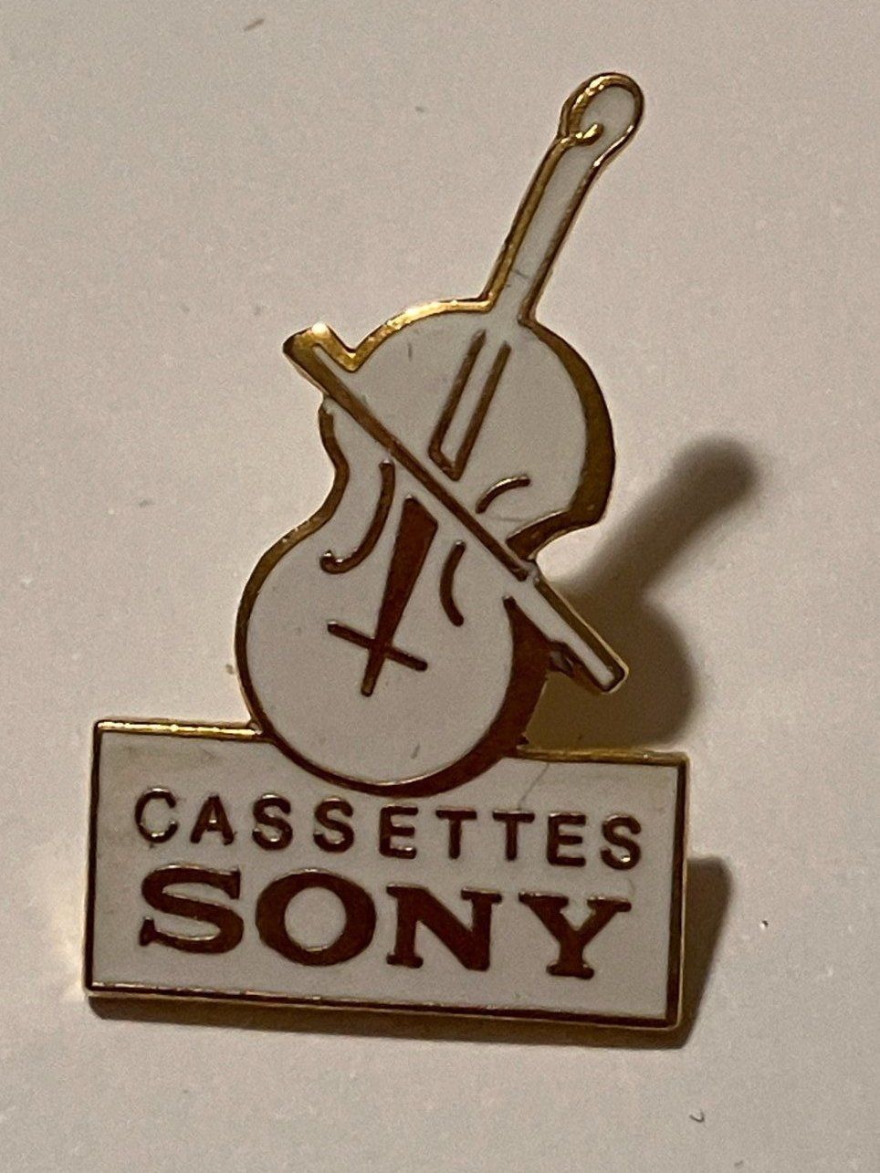 Placchette & Badge: 1 Pin Cassettes Sony – Usato da Basel venduto da djwwpp