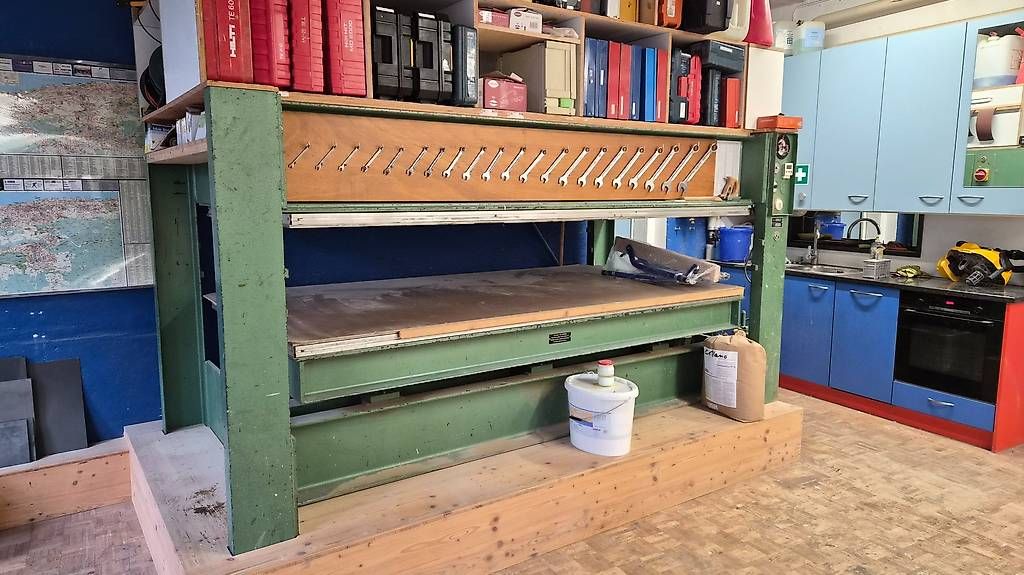 Tutte le macchine: Furnierpresse – Usato da Adliswil venduto da Space07 1