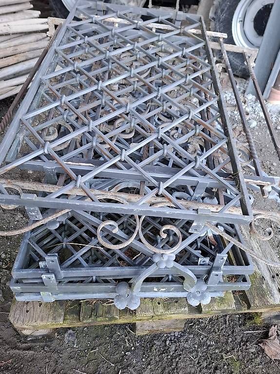 Griglie e Inferriate: Dekorative schmiedeeiserne Fenstergitter – Usato da St. Gallen venduto da smileforever 1