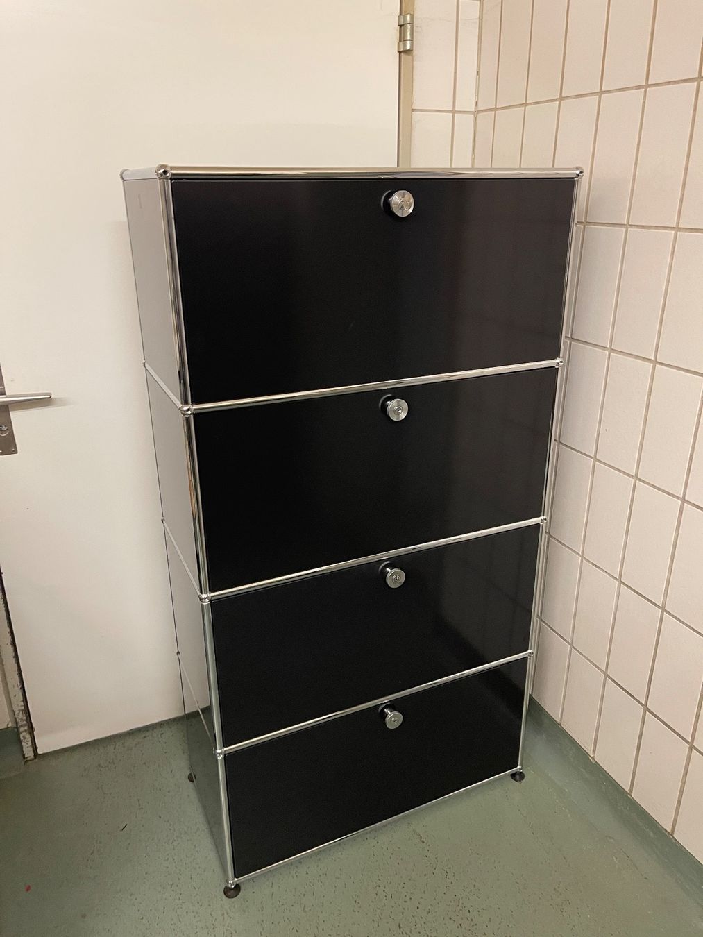 USM Scaffali: USM Haller Sideboard 1x4 Mit Schlüssel – Usato da Dietikon venduto da Kumar_Occasionen 1